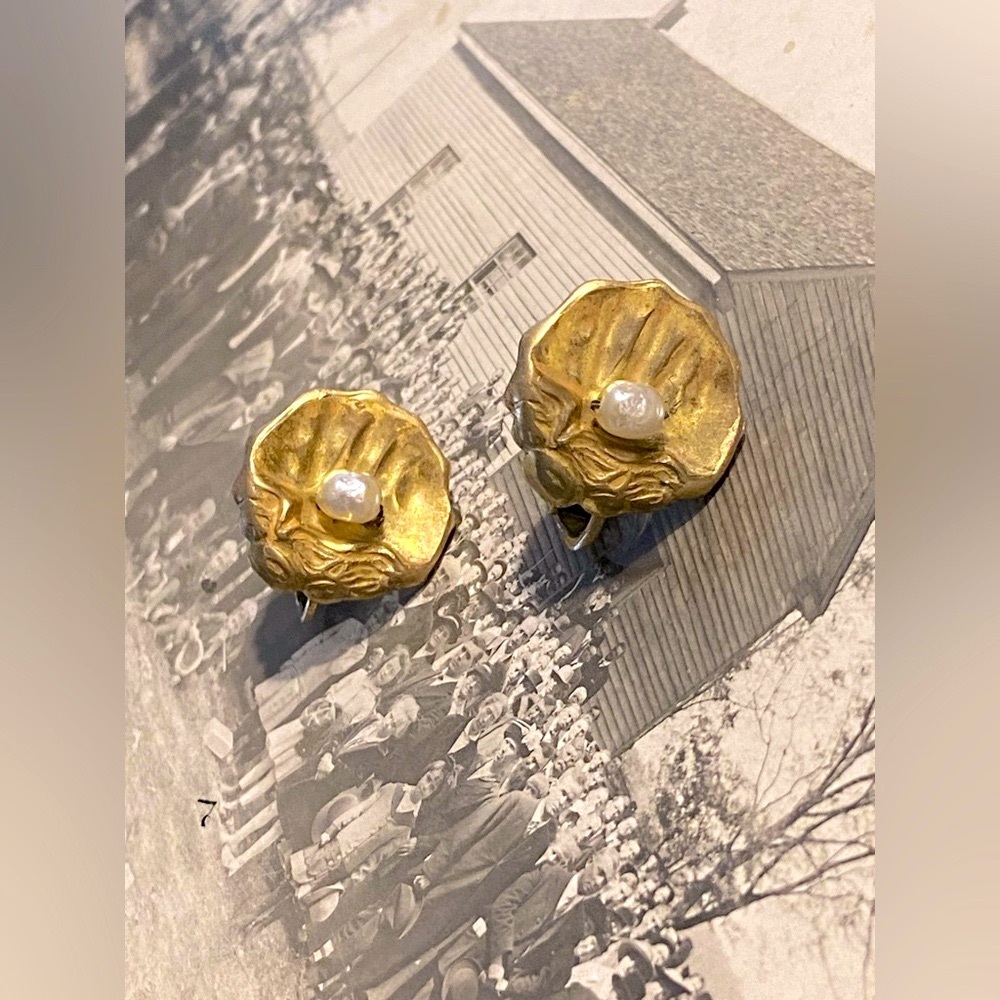 Vintage Miriam Haskell Gold tone Oyster/ Clam Shell with pearl clip on earrings
